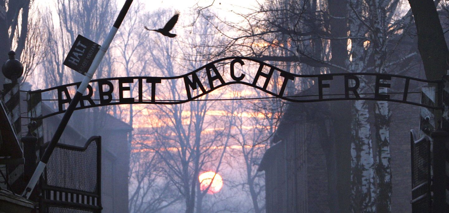 'Töö teeb vabaks' kuulutab loosung koonduslaagri peaväravas.
