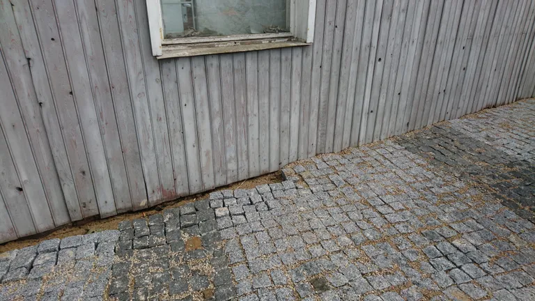 Maja voodrilauad vastu sillutist.