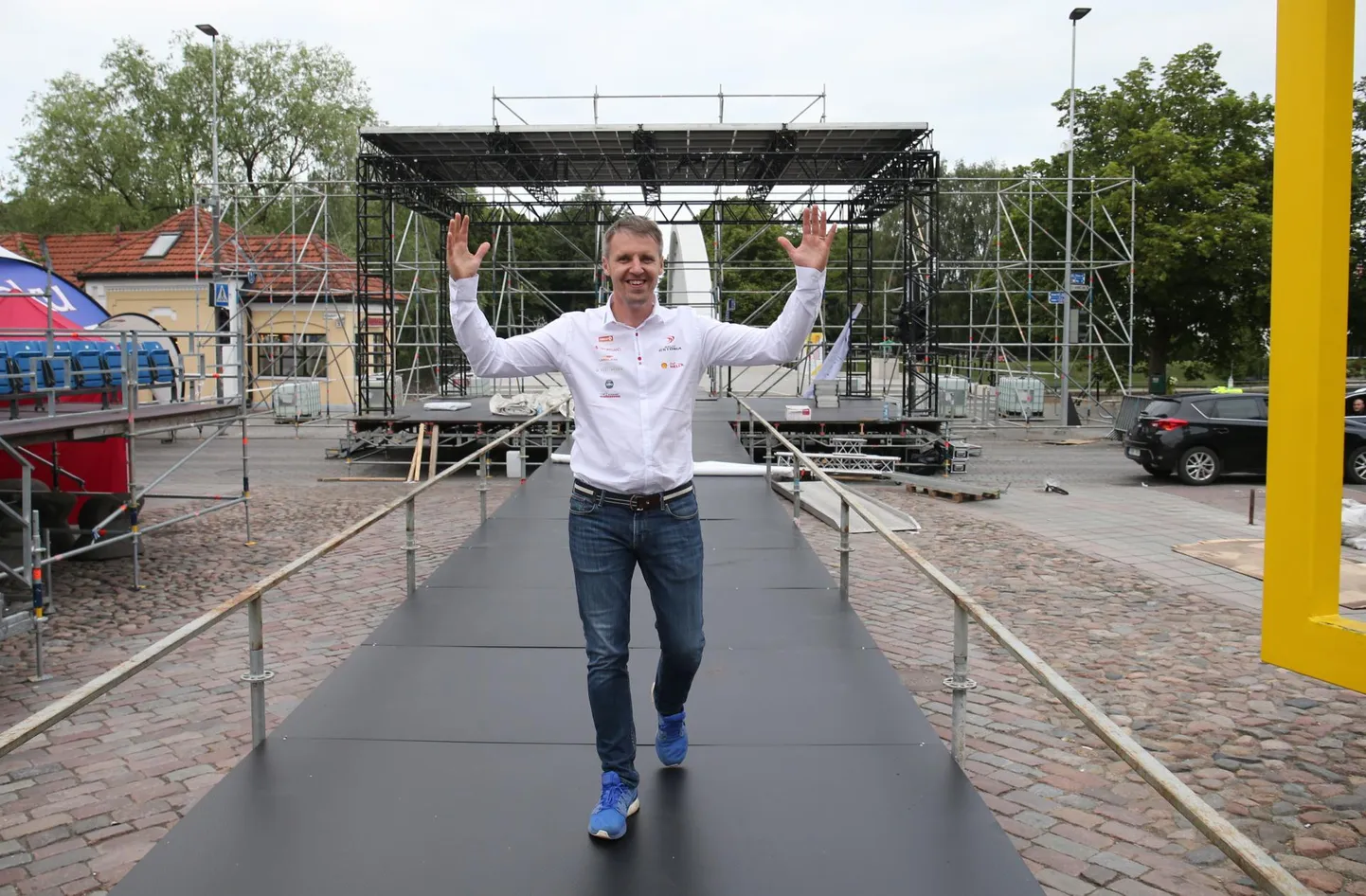Rally Estonia peakorraldaja Urmo Aava kolmapäeva õhtul veel poolelioleval stardipoodiumil. Täna õhtul mürisevad seal masinad ja suur rallipidu saab ametliku alguse.
