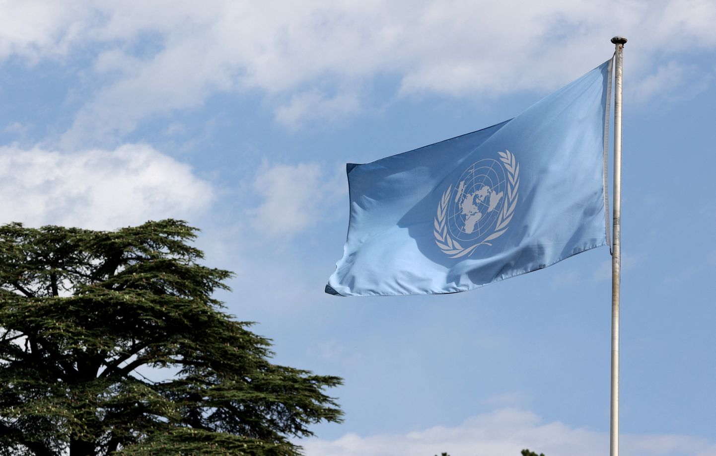 ÜRO lipp organisatsiooni Genfi peakorteri ees.