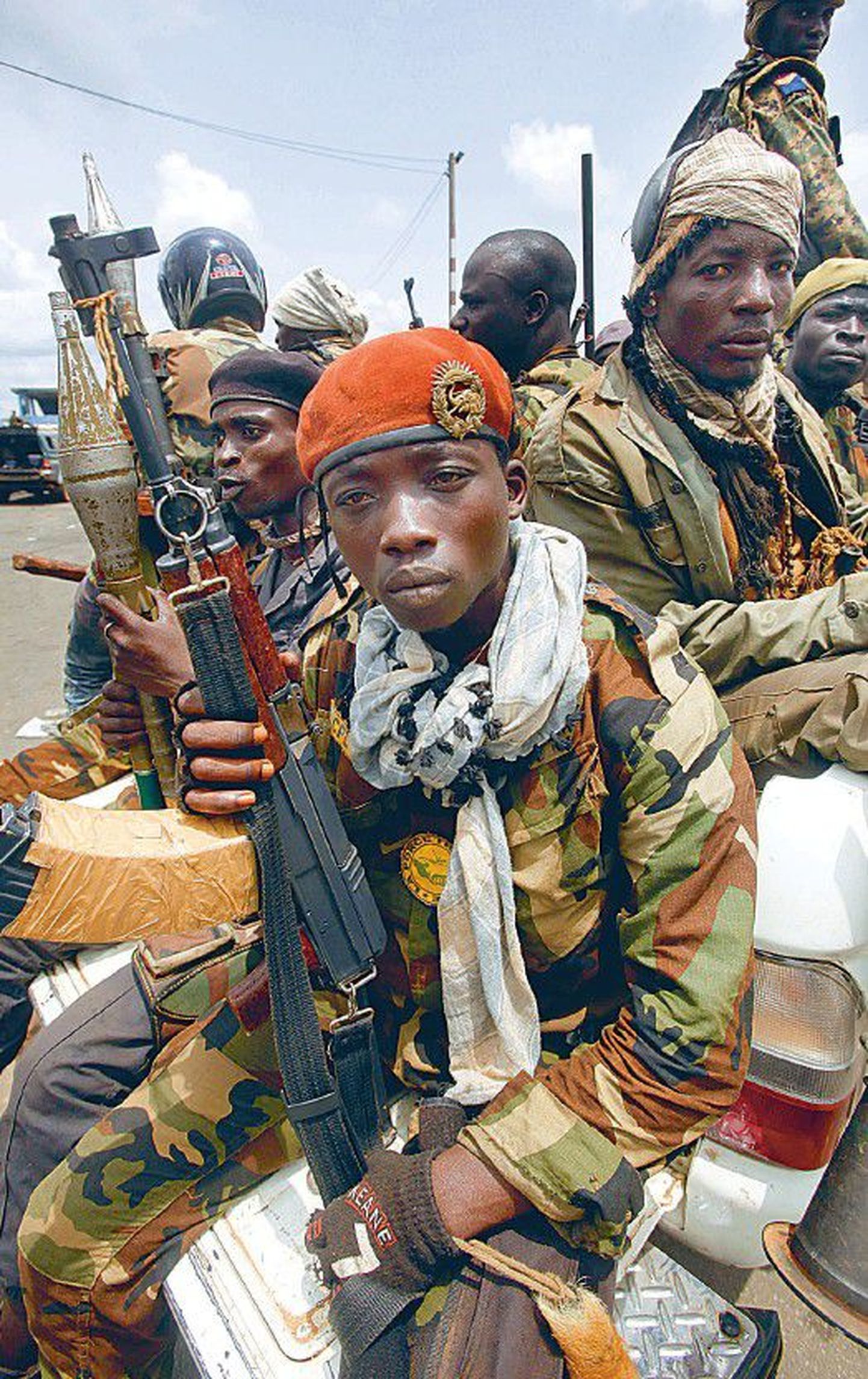 Военнослужащие, лояльные новому президенту Алласану Уаттара, направляются в сторону Абиджана, крупнейшего портового города в Кот-д´ Ивуаре.
