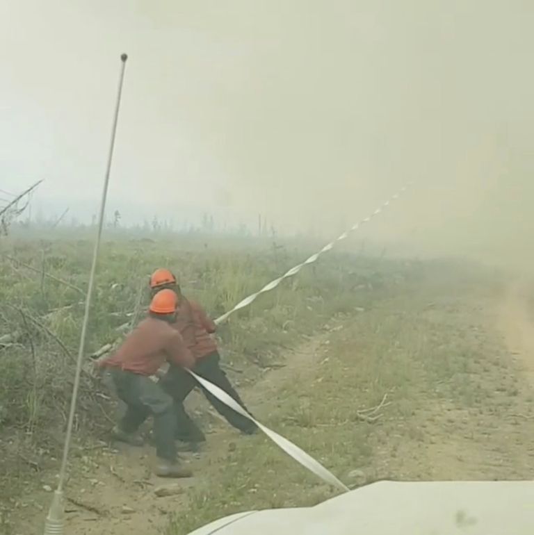 Kanada tuletõrjujad üritavad tuletornaado poolt «neelatud» voolikut kätte saada