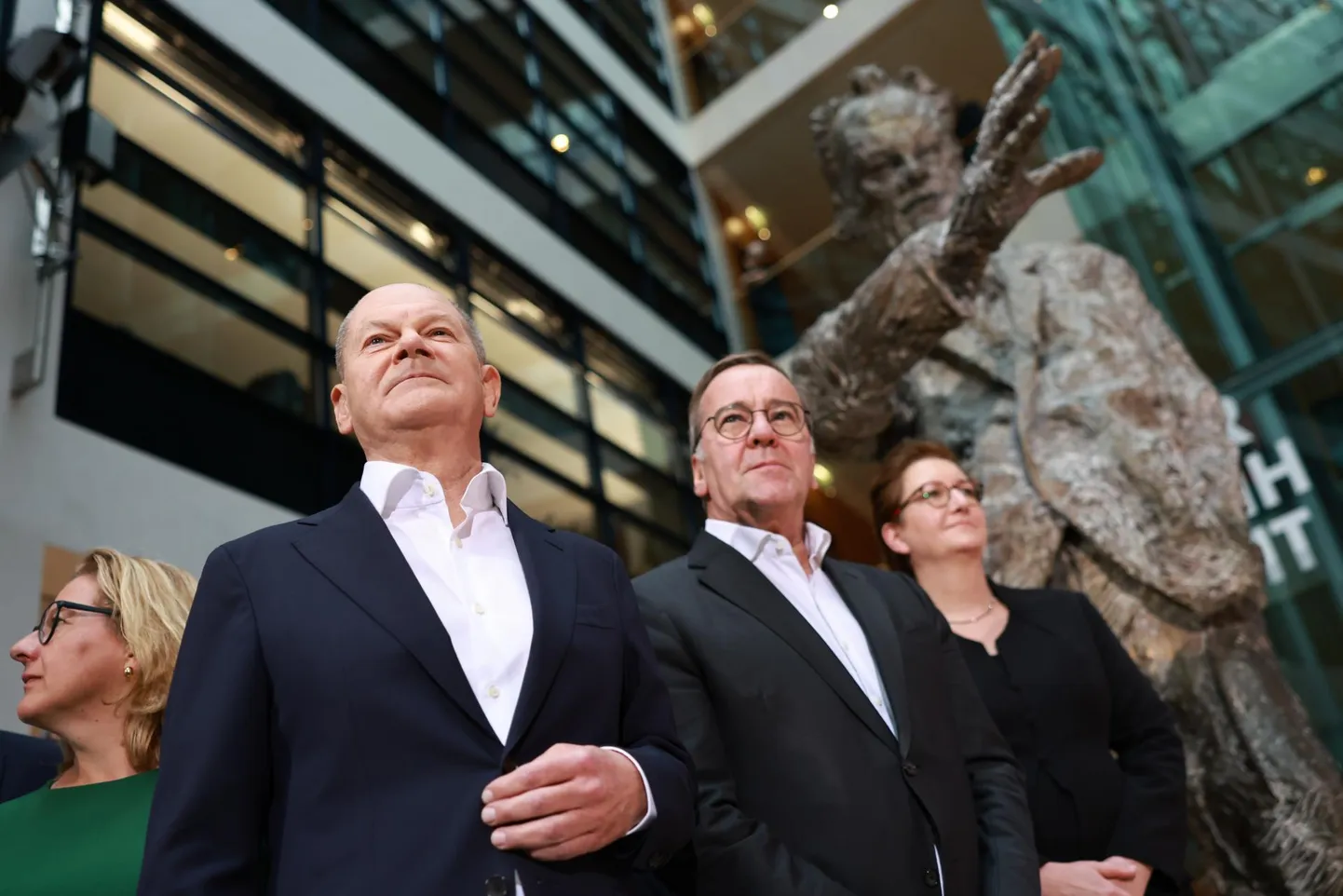 Saksamaa kantsler Olaf Scholz (vasakult), kaitseminister Boris Pistorius ja ehitusminister Klara Geywitz sotside Berliini peakorteris Willy Brandti majas esmaspäeval, kui kuulutati välja sotside kantslerikandidaat, kantslerina soovib mõistagi jätkata Olaf Scholz. Nende taga näitab Nobeli rahupreemia laureaadi ja aastatel 1969–1974 Lääne-Saksamaa kantsleri Willy Brandti kuju teed helgesse tulevikku.