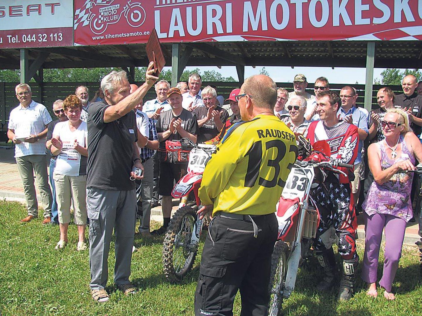 Lauri krossirajal Tihemetsa motoklubi veteranide kokkusaamisel näitas legendaarne treener Sulev Saar vilistlaste äsja kingitud tänuplaati.