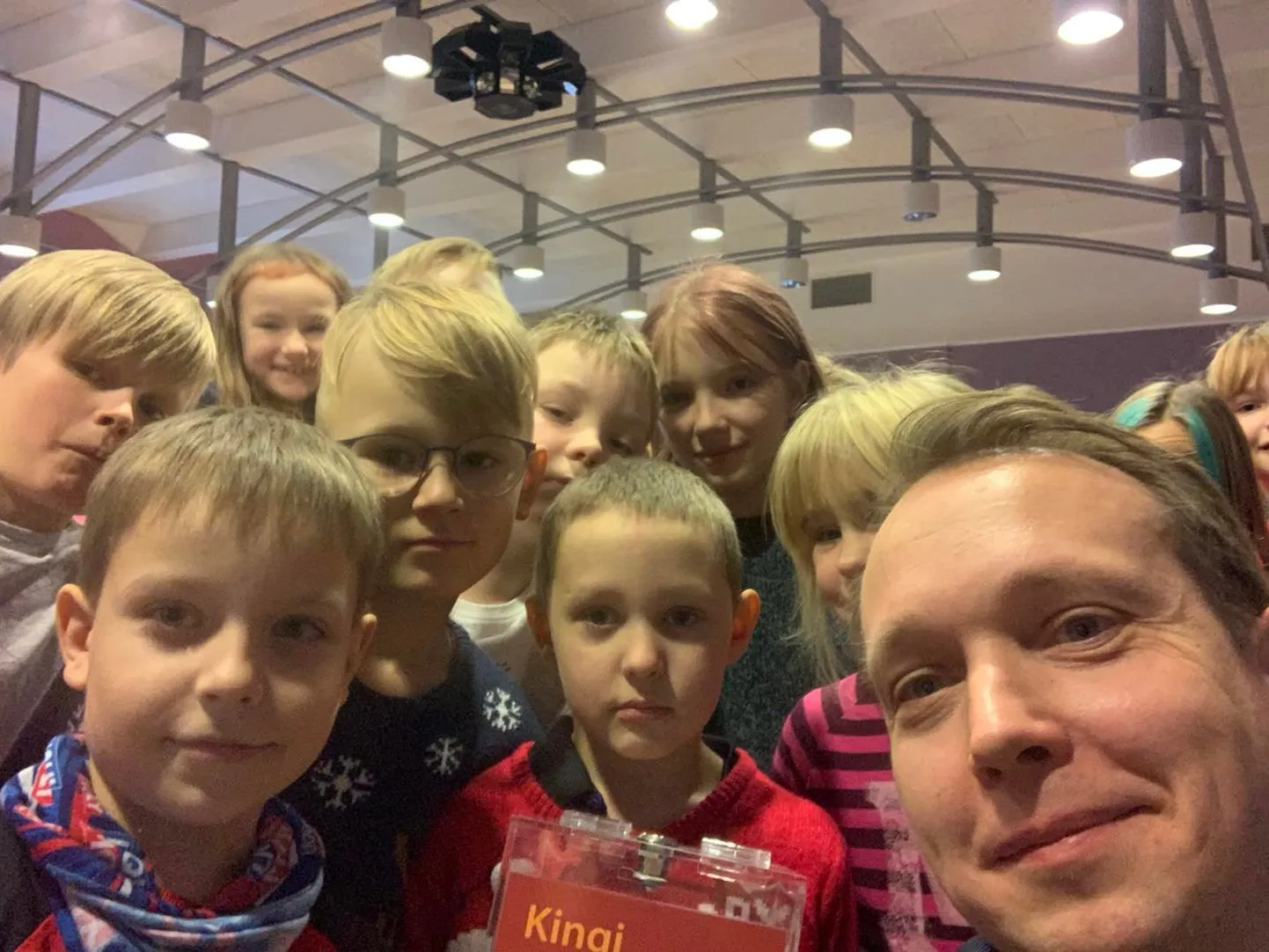 Eile käis vähiravifondi Kingitud Elu juht Aravete koolis lastelt annetust vastu võtmas ja pidas ka kaks loengut.
