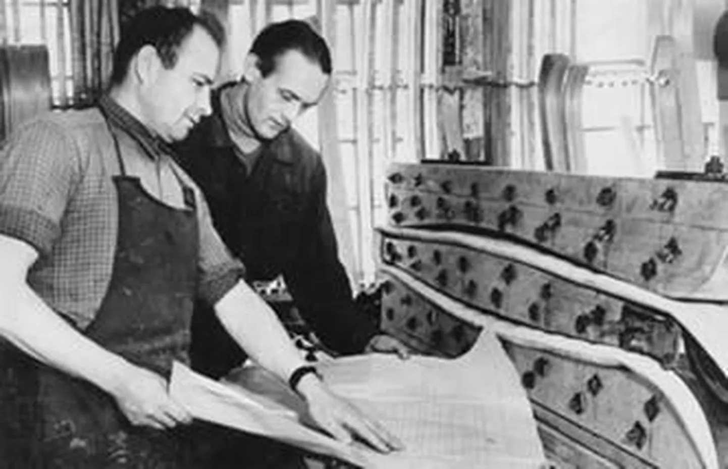 Pärnu suusavabriku meistrid Ivan Vinogradov ja Robert Org pressi juures, mis võimaldas nelja kuni kuue tunniga liimida korraga kaheksa paari suuski. H.Rannau foto 1956. aasta Pärnu muuseumi kogust.