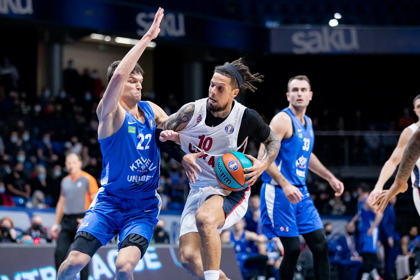 BC Kalev/Cramo sai viimastel aastatel Moskva CSKA vastu kaks magusat võitu. Pildil segab Daniel Hackettit (palliga) Martin Dorbek.