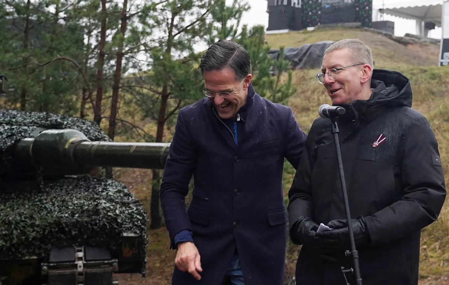 Valsts prezidents Edgars Rinkēvičs (no labās) un NATO ģenerālsekretārs Marks Rite vizītes laikā Ādažu militārajā bāzē.