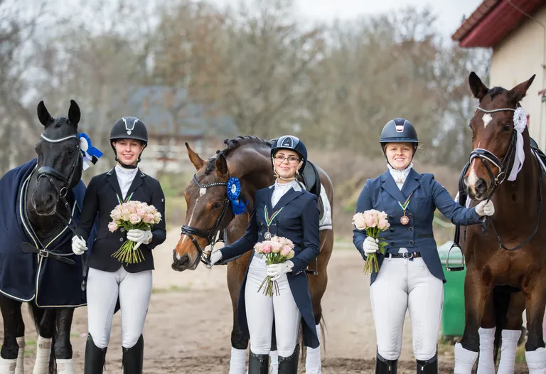 Juuniorite medalistid: Laurel Leisna (kuld), Anna Rastostsenkova (hõbe), Maria Mägi (pronks).