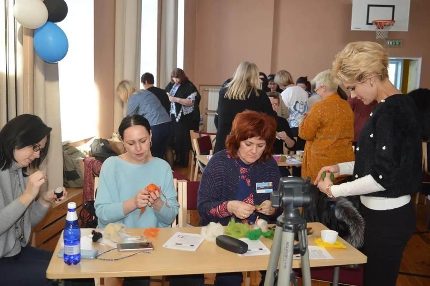 Uhtna koolis viltisid õpetajad üle Euroopa endale stressipalli või võtmehoidja.