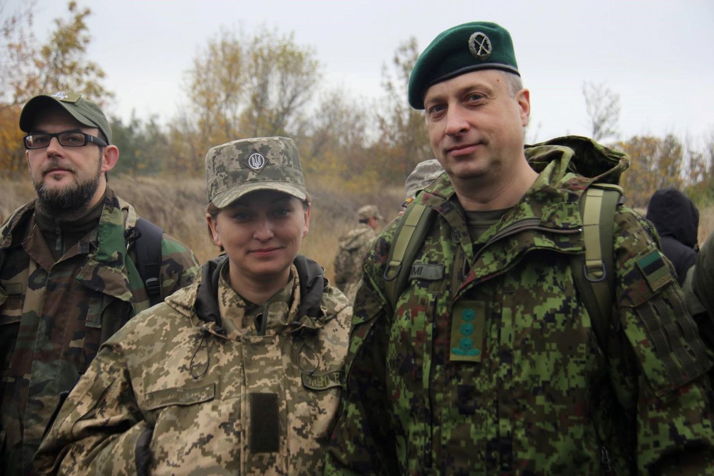 Эстонский военный атташе Ристо Луми вместе с украинскими спецназовцами в Мариуполе.