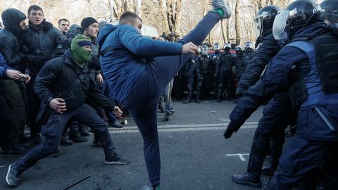 Kiievis sai meeleavaldajate ja politsei kokkupõrgetes viga 19 inimest