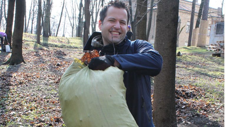 Viasat vadītājs Baltijas valstīs Raivo Rosts ar pērno lapu maisu uz pleca 