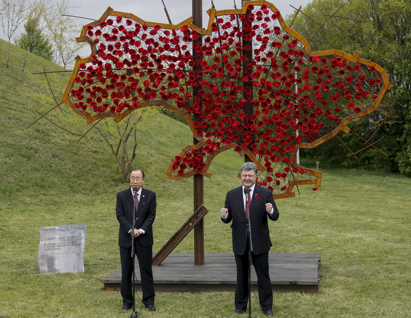Ukraina president Petro Porošenko ja ÜRO peasekretär Ban Ki-moon punastest moonidest Ukraina kaardi ees. Kaardilt ei puudu ka Krimm, mille annekteerimisega ei taha leppida ei Ukraina ega Euroopa.