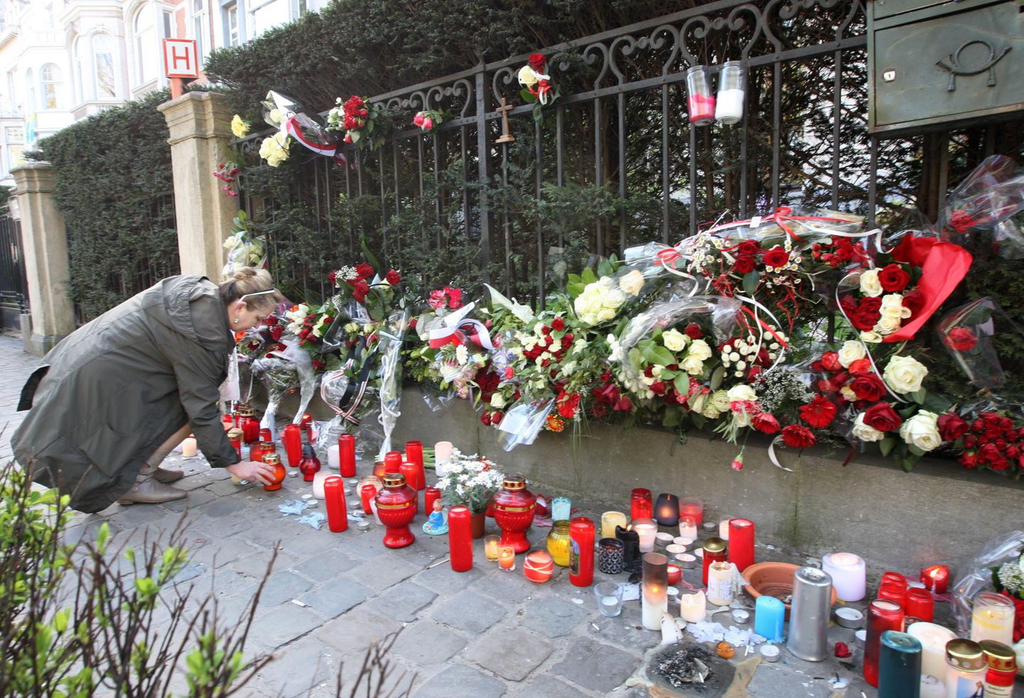 Цветы и свечи в память о погибшем президенте Польши, его супруге и других пассажирах самолета Ту-154.