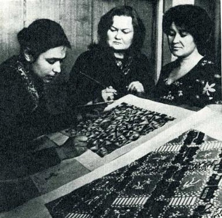 Koidu Sirp (keskel) töötas 1967. aastast Kreenholmis. Mitmed tema ja ta kolleegide Sindi vabriku toodanguks kavandatud mustrid võeti paari esimese aasta vältel Kreenholmi sortimenti üle. Viimased tema loodud kavandid Kreenholmile pärinevad aastast 1978. 