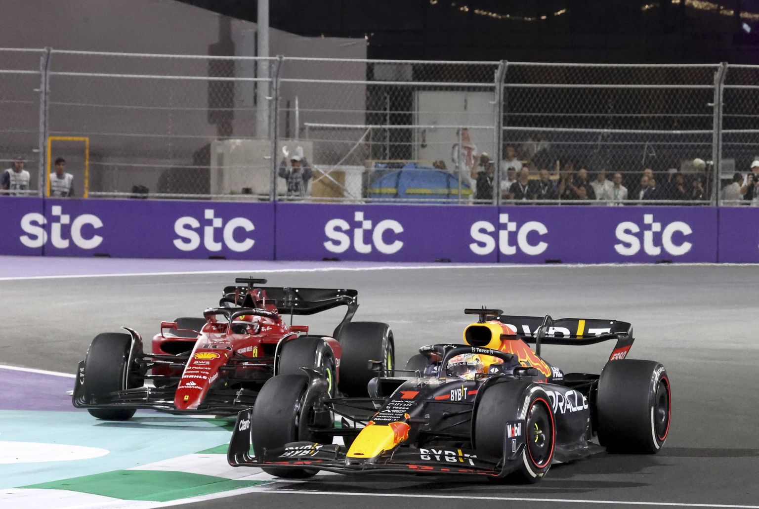 Võitlusstseen Saudi Araabiast: Max Verstappen paremal, Charles Leclerc vasakul.