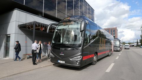 VIDEO ⟩ «Vahva!» Sotsiaalmeedias pälvib tähelepanu bussijuhi humoorikas tervitus sihtkohta jõudmisel