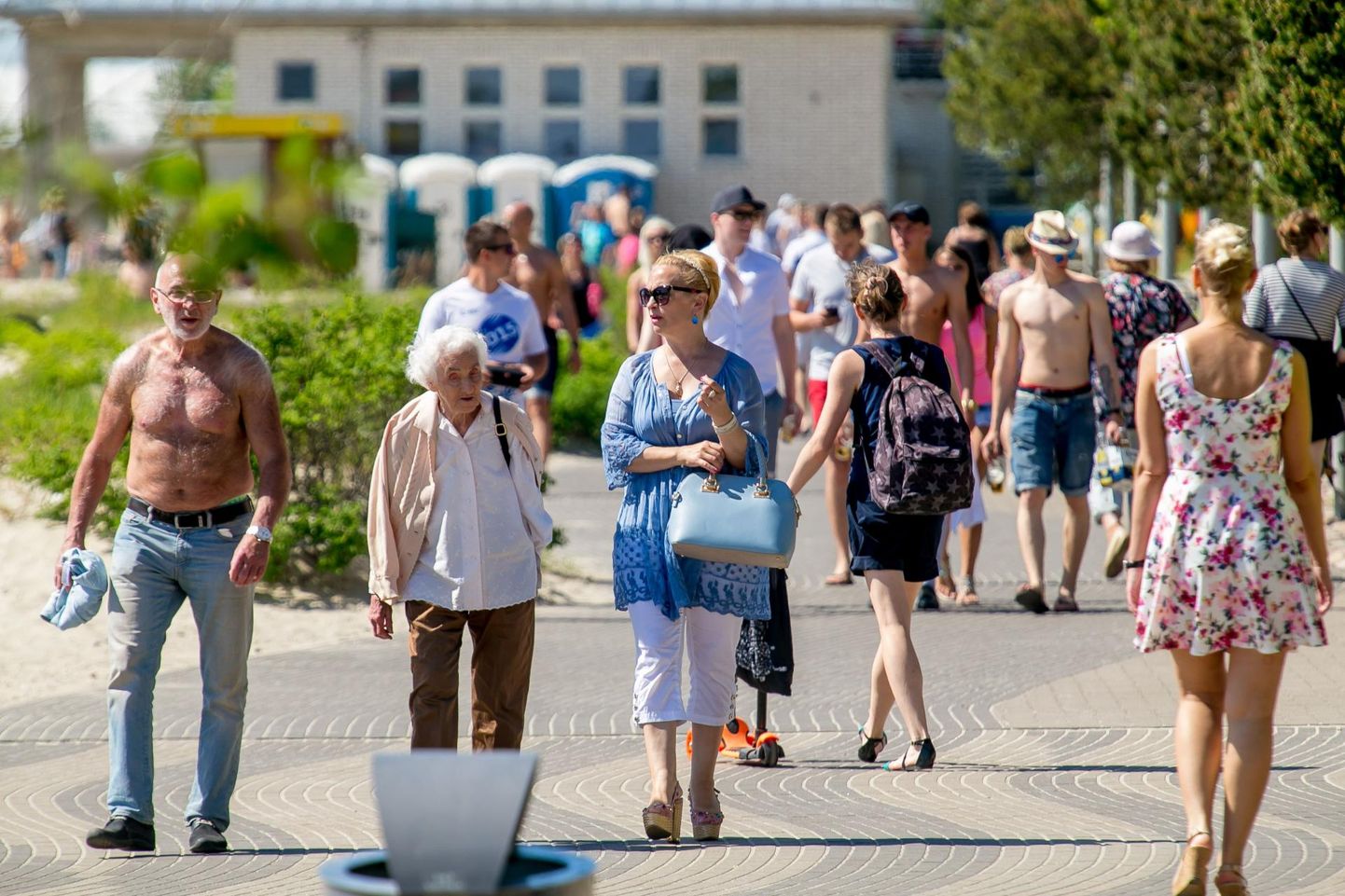 Jalutajad Pärnu rannas.