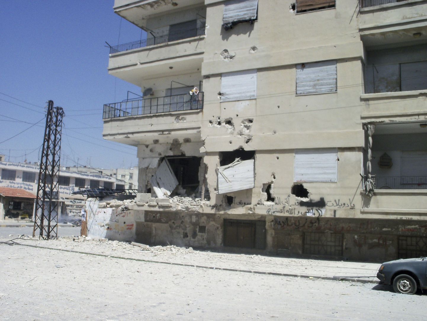 Lahingutes kahjustusi saanud maja Homsi linnas.