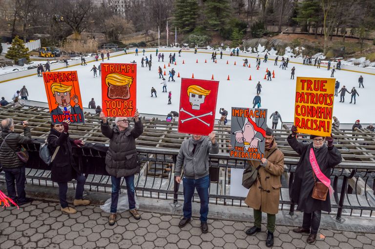 New Yorgi Keskpargi Wollmani uisuplatsil protestiti Donald Trumpi vastu