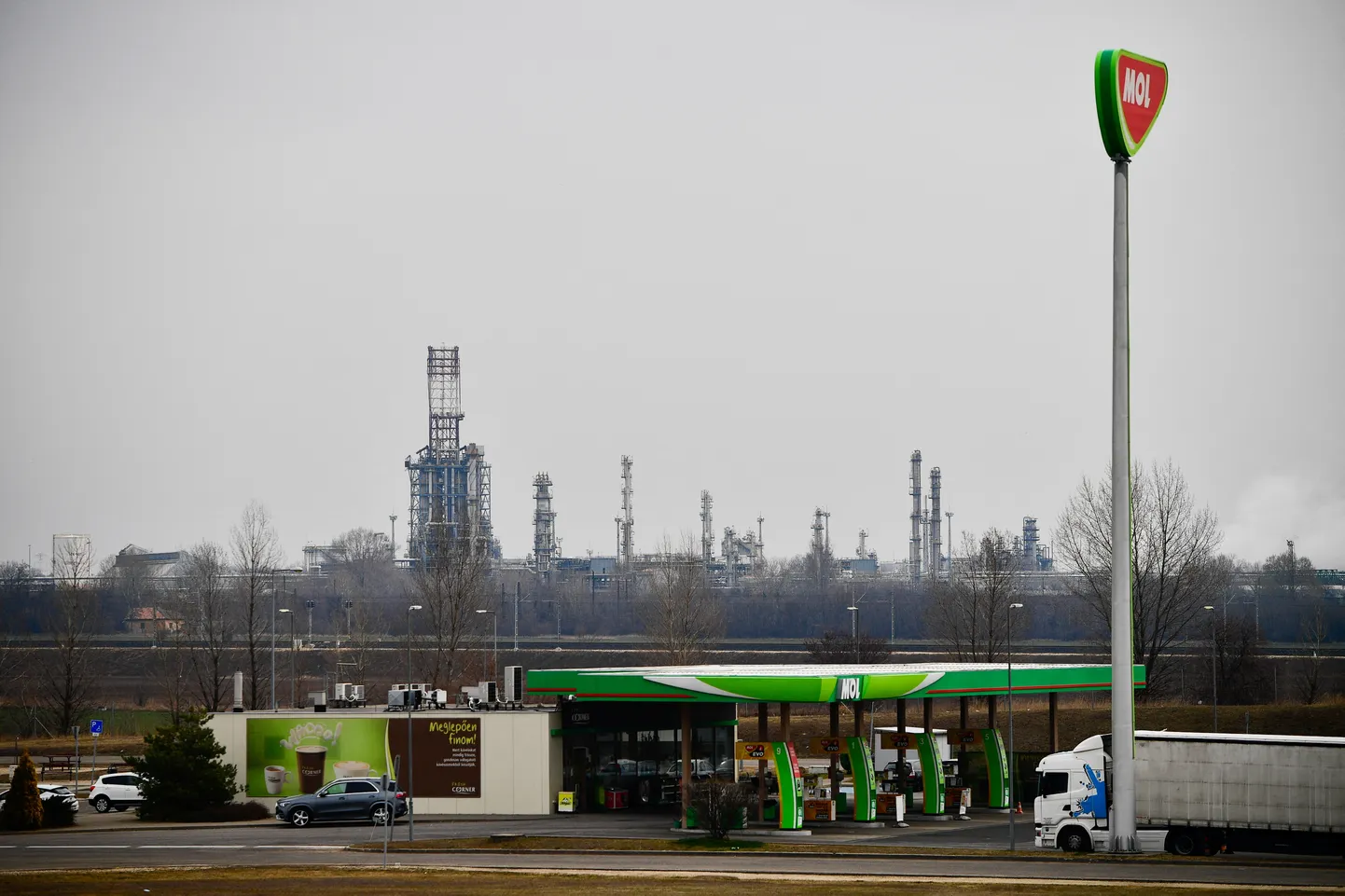 Ungari kütusefirma MOL tankla ettevõtte rafineerimistehase juures Százhalombattas.