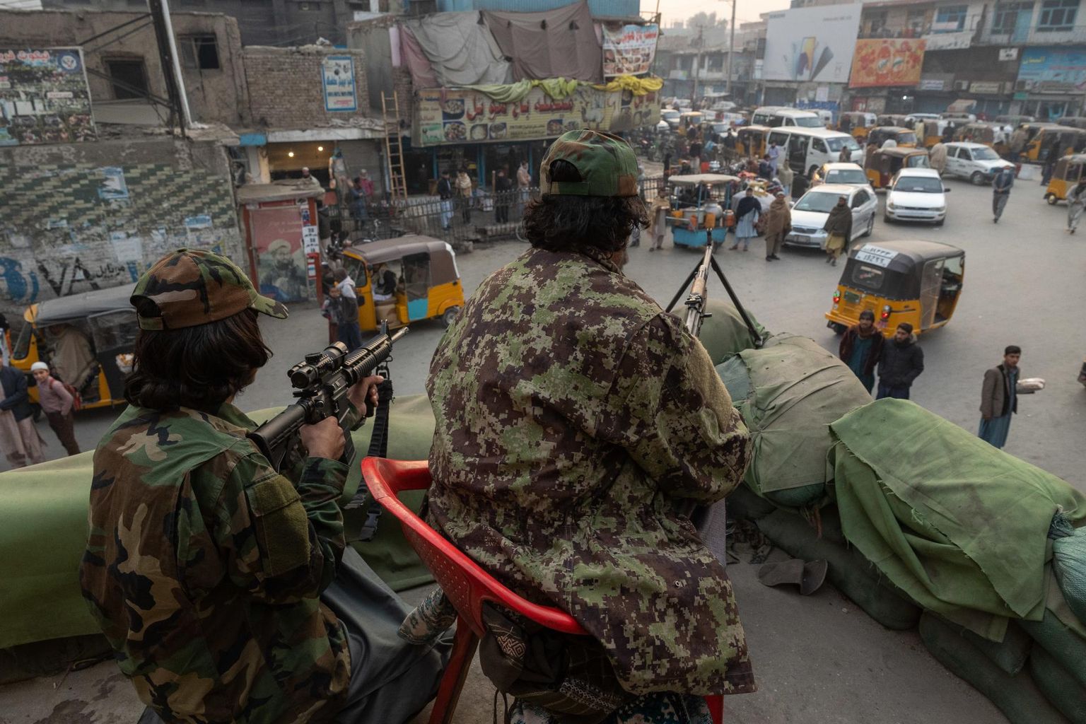 Talibani sõdurid valvavad katusel korda Jalālābādi kesklinna turul. Taliban pole suutnud kehtestada sellist turvalisust nagu esimese võimuloleku ajal.