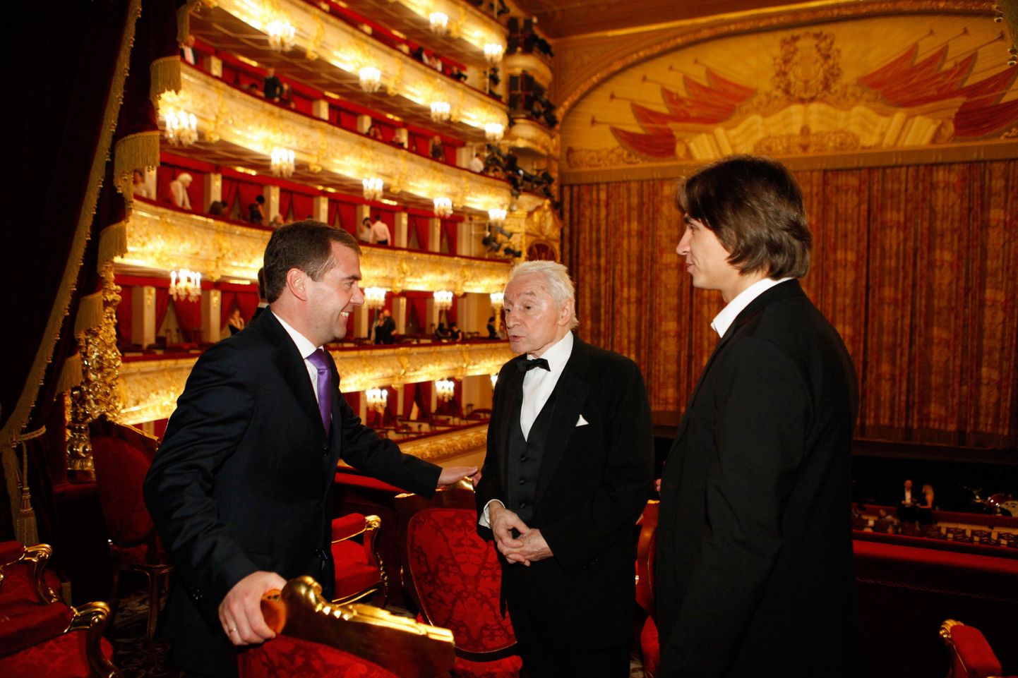 Aastal 2011 tehtud fotol vestleb Vene  president Dmitri Medvedev (vasakul) Suure Teatri koreograafi Juri Grigorovitši ja balletitrupi kunstilise juhi Sergei Filiniga (paremal).