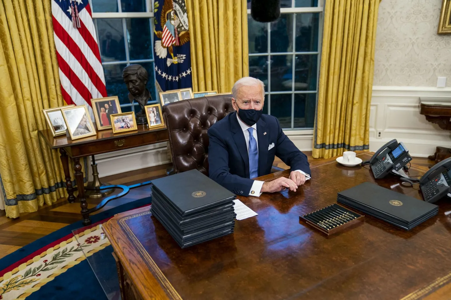 Ameerika Ühendriikide president Joe Biden esimesel tööpäeval Ovaalkabinetis.