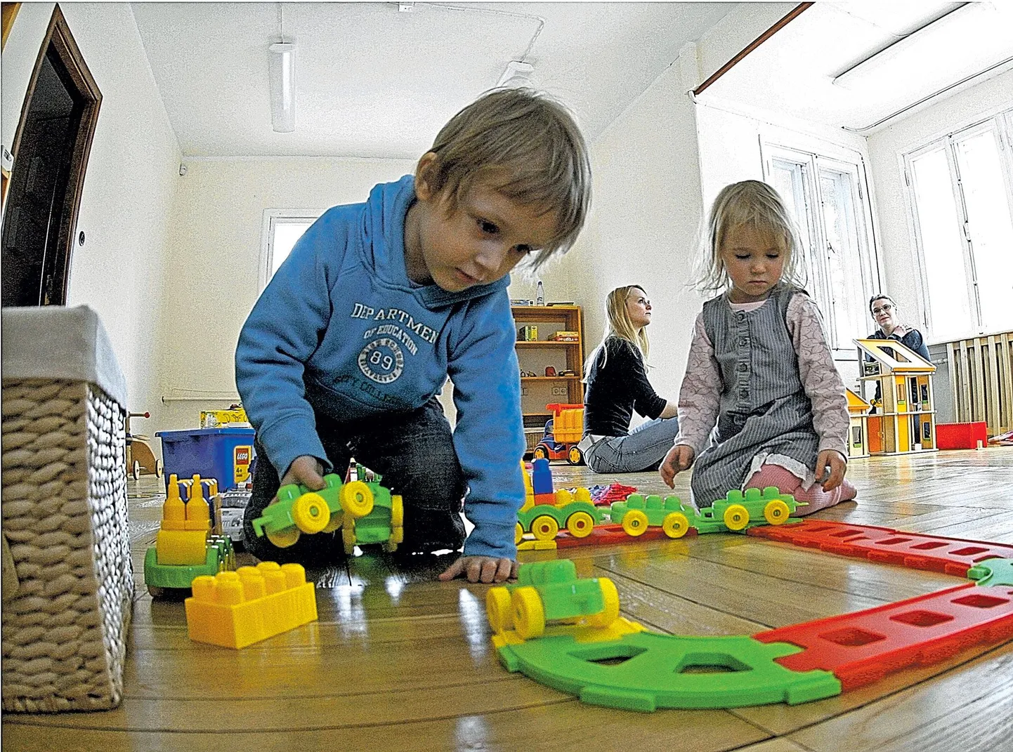 Peatselt Tartus tööd alustava Taara lastehoiurühma toas mängivad Ander Austa ja Loore Liisa Otsa. Tagaplaanil valvavad nende ettevõtlikud emad Hedi Otsa ja Kairit Austa (paremal). Uude rühma oodatakse kümmet mudilast.