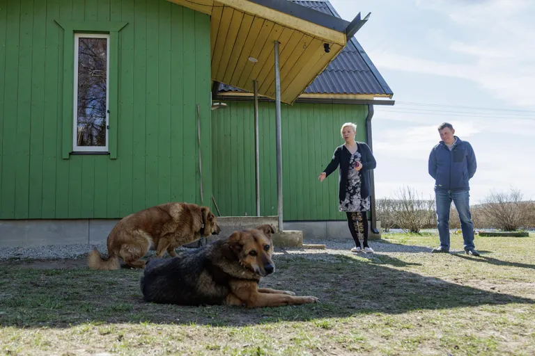 Anneli ja Olev Tamm sõnavad, et ehkki kulud on alati tuludest suuremad olnud, siis kuskilt n-ö kännu alt alati midagi leiab. Kui vaja, tuleb pärast oma tööaega veel mõni tööamps teha.