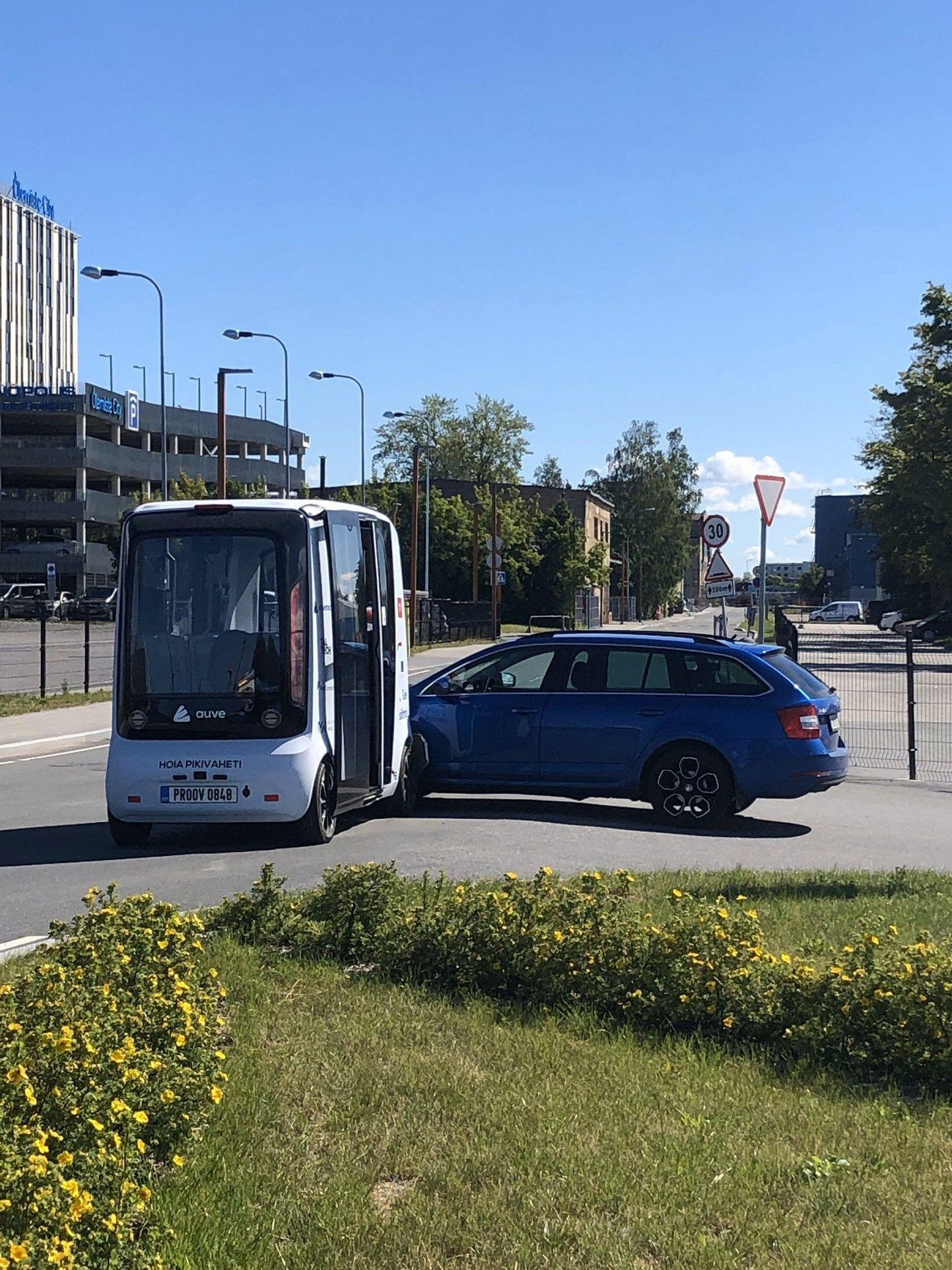 A passenger car rammed a self-driving bus at Tallinn's Ülemiste City on Tuesday.