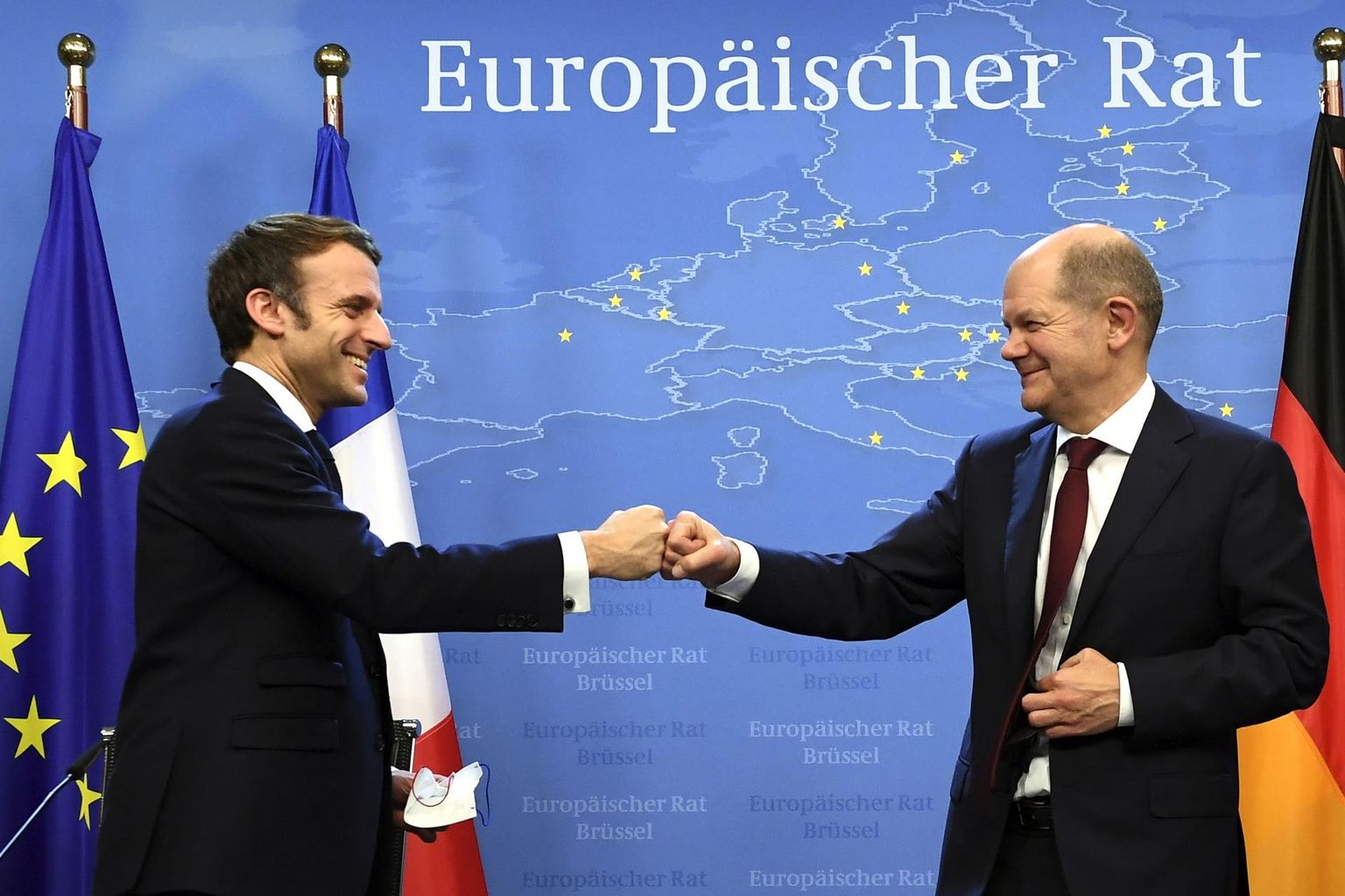 Prantsusmaa president Emmanuel Macron ja Saksamaa kantsler Olaf Scholz Euroopa Ülemkogu kohtumisel 17. detsembril.