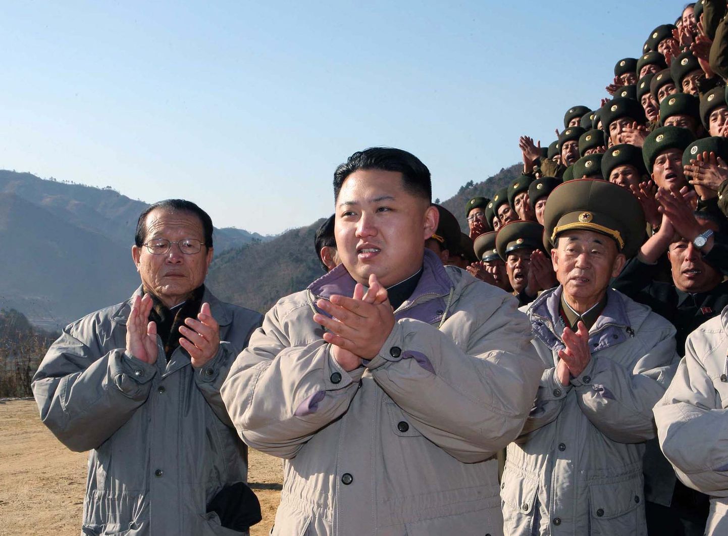 Sel kuul avaldatud foto Kim Jong-unist (vasakult teine).
