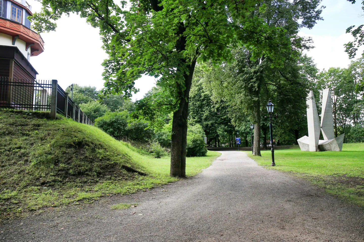 Tähetorn ja Struve monument asuvad kohas, kuhu 13. sajandi algul rajas linnuse piiskop Hermann.