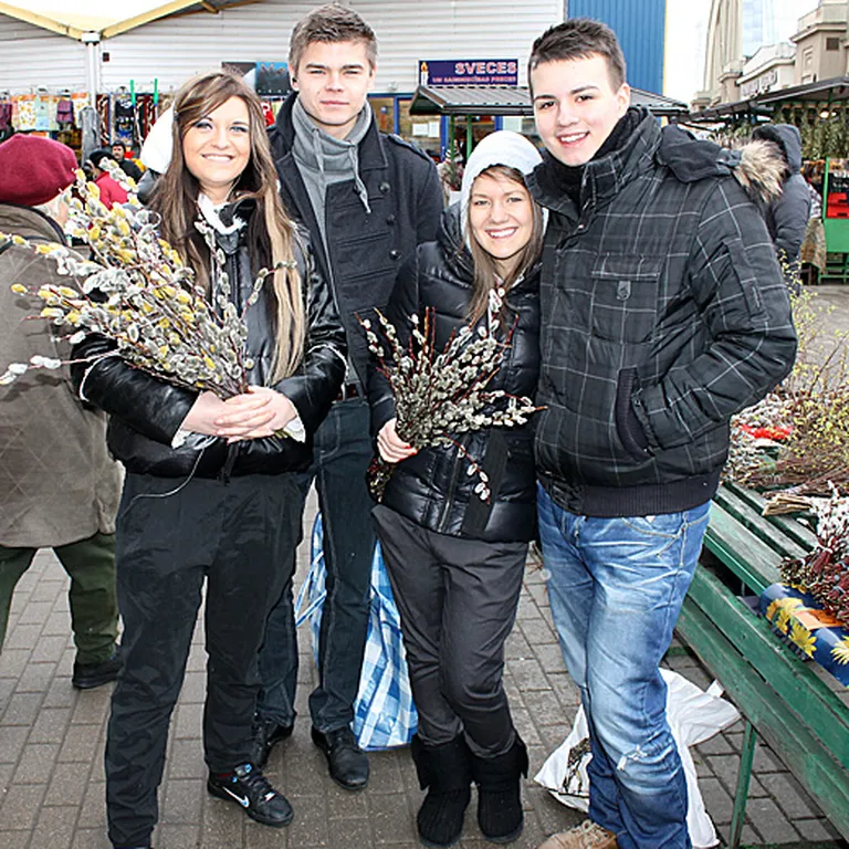 Sabīne Berezina (no kreisās), Kristaps Pujāts un Marta Ritova ar Mārtiņu Ruski