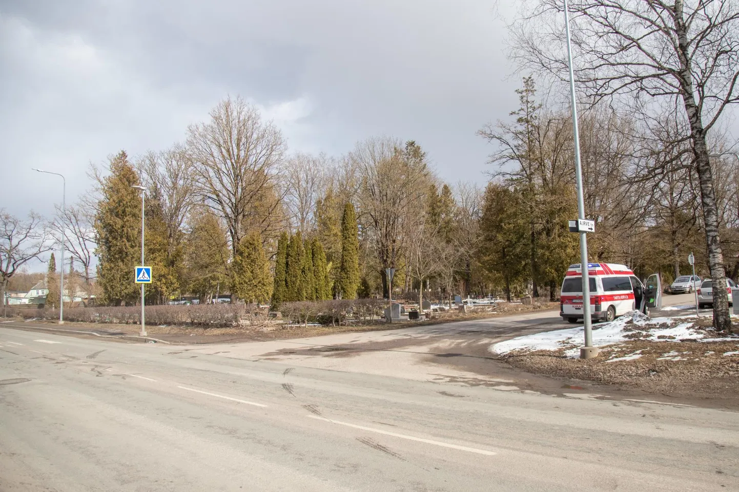 Mööda Riia maanteed sõitnud linnaliinibussile sõitis külje pealt sisse mööda Irve tänavat sõitnud Toyota.