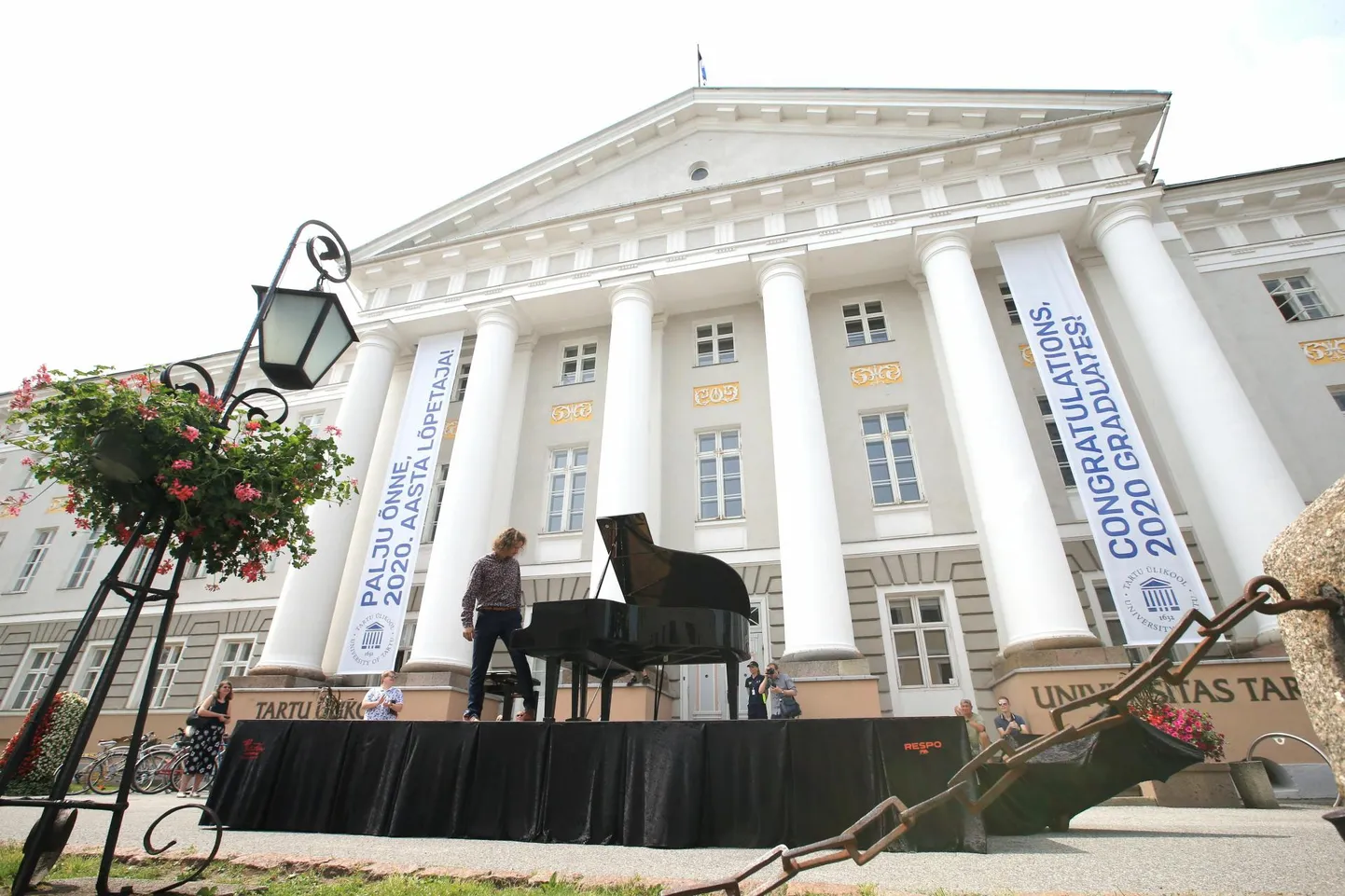 2020. aastal peatus linnaklaver ülikooli peahoone ees. Sel korral alustab muusikainstrument päevast rännakut turuhoone juurest ning lõpetab muusikatänaval. Pildil mängib pianist Sven-Sander Šestakov.