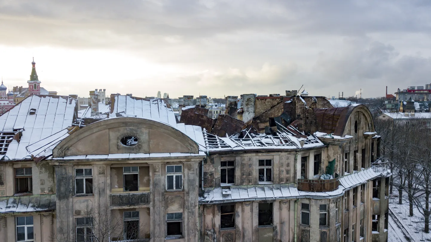 Развалина на улице Калнциема.