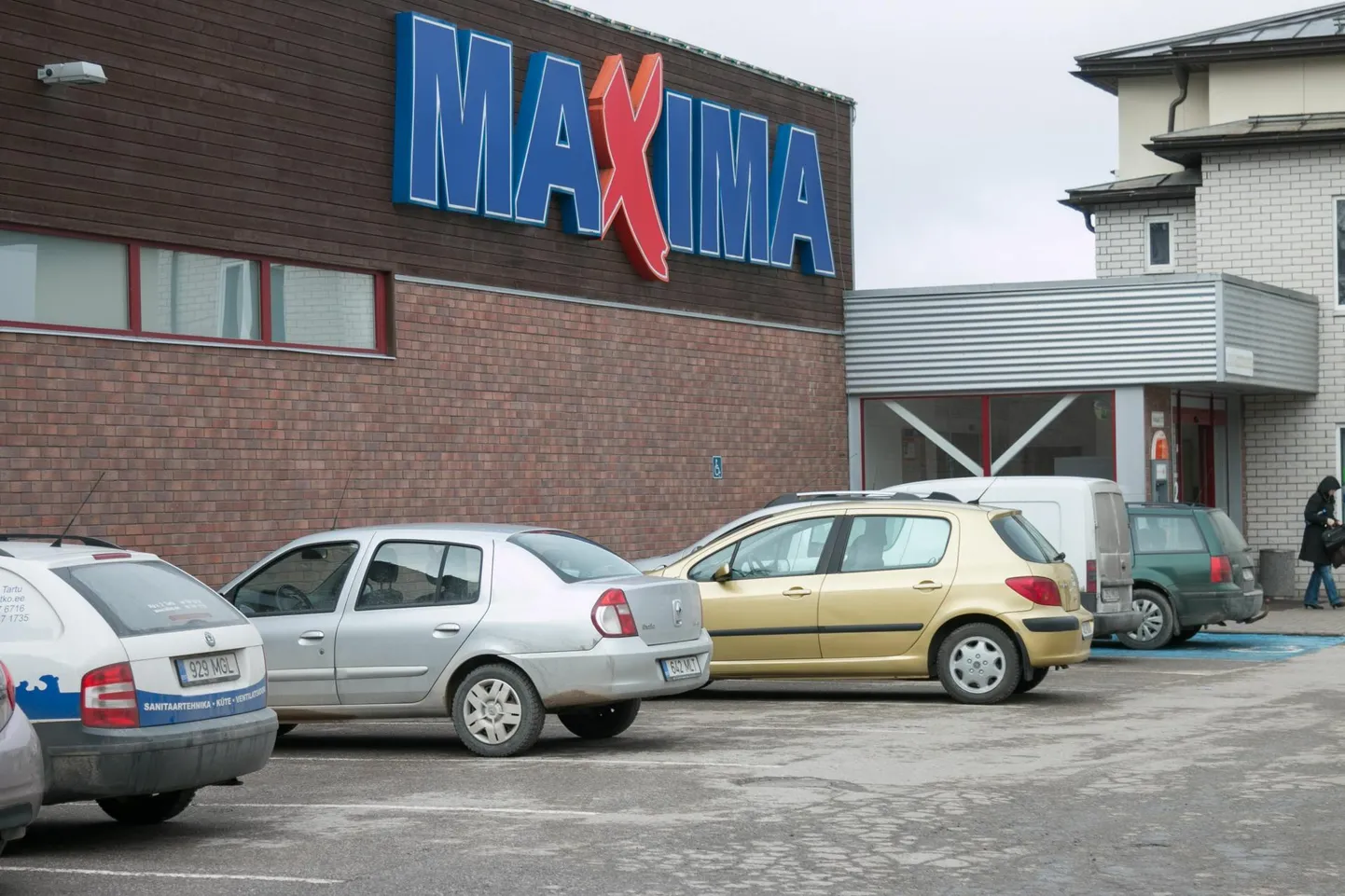 Üks petistega kohtumise juhtum leidis aset Vaksali tänava Maxima riiulite vahel. Nädal hiljem leidis linnaelanik annetajate kogumispaberi läheduses lumehangest.