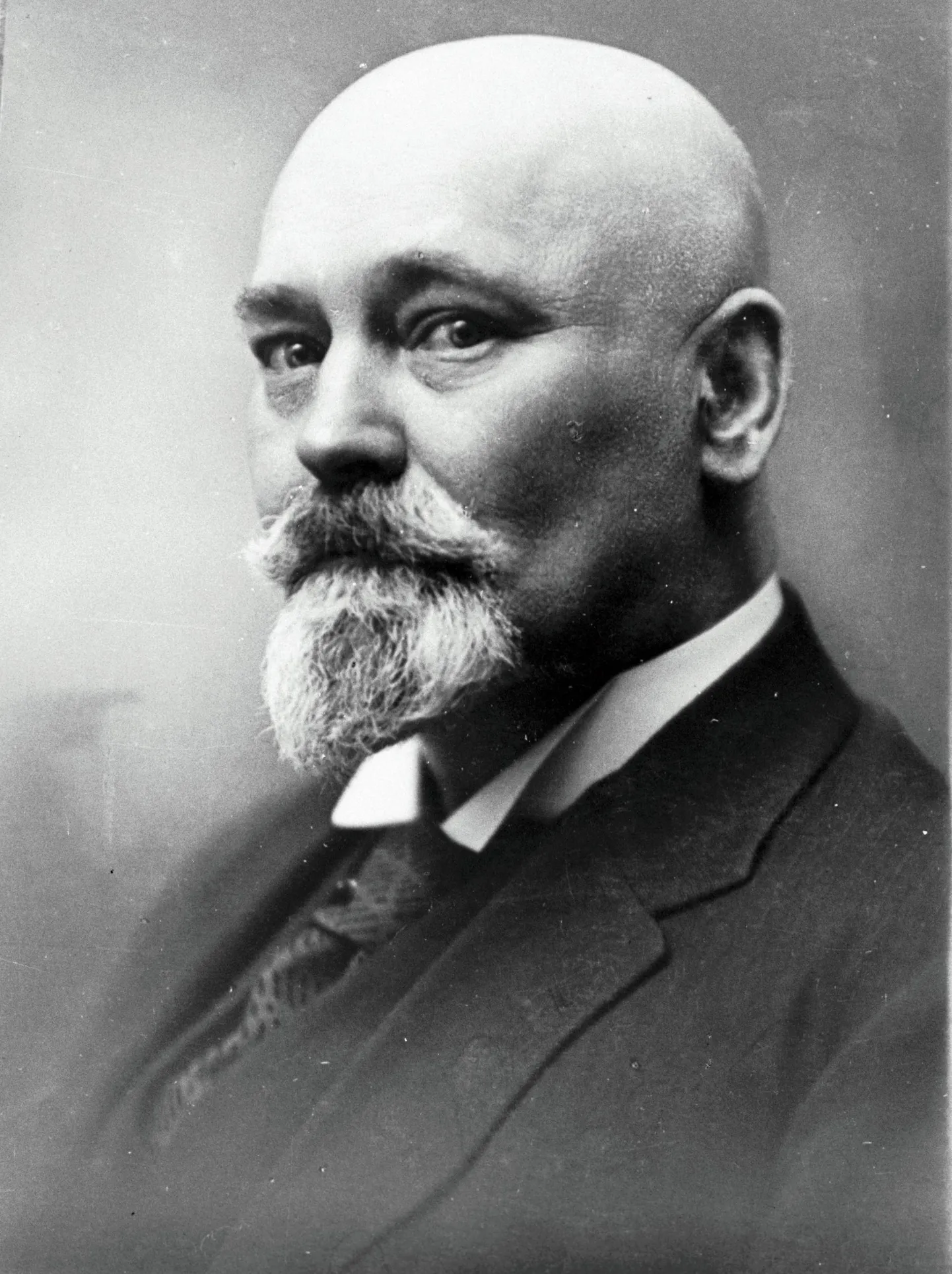 Karl August Hindrey, kirjanik ja karikaturist.