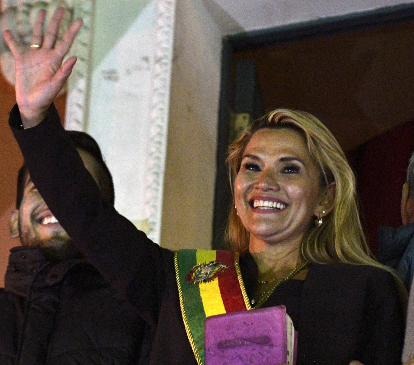 Boliivia senati asespiiker Jeanine Áñez teisipäeval pealinnas La Pazis presidendipalee rõdul pärast seda, kui ta oli ennast parlamendis ajutiseks presidendiks kuulutanud.