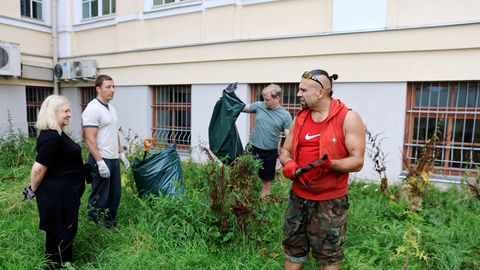 PILDID ⟩ Botaanikaaias kuldivitsa välja kiskunud aktivist kutsuti talgutele