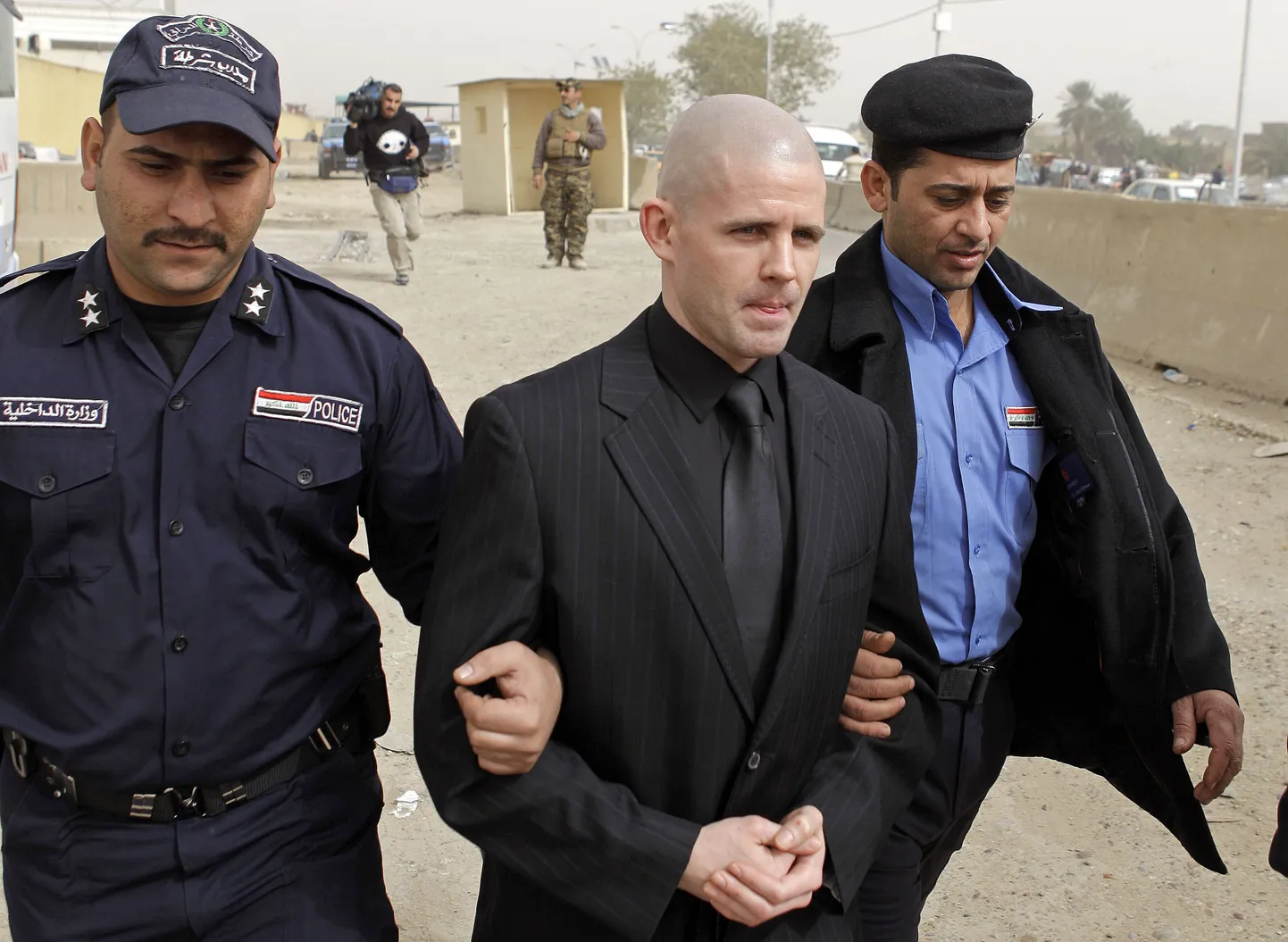 Danny Fitzsimons (keskel) väljumas Bagdadi kohtust.