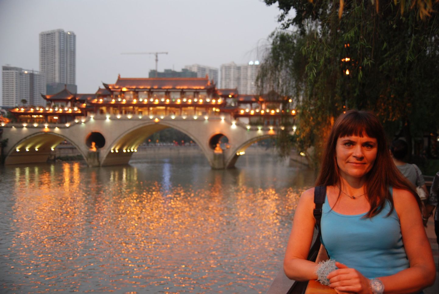 Langqiao sild, tagaplaanil paistab kõrghoone, kus Anneli Vilu Chengdus elab.