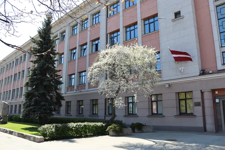 r-g-se-m-vidusskol-m-main-ts-statuss-t-s-turpm-k-darbosies-k
