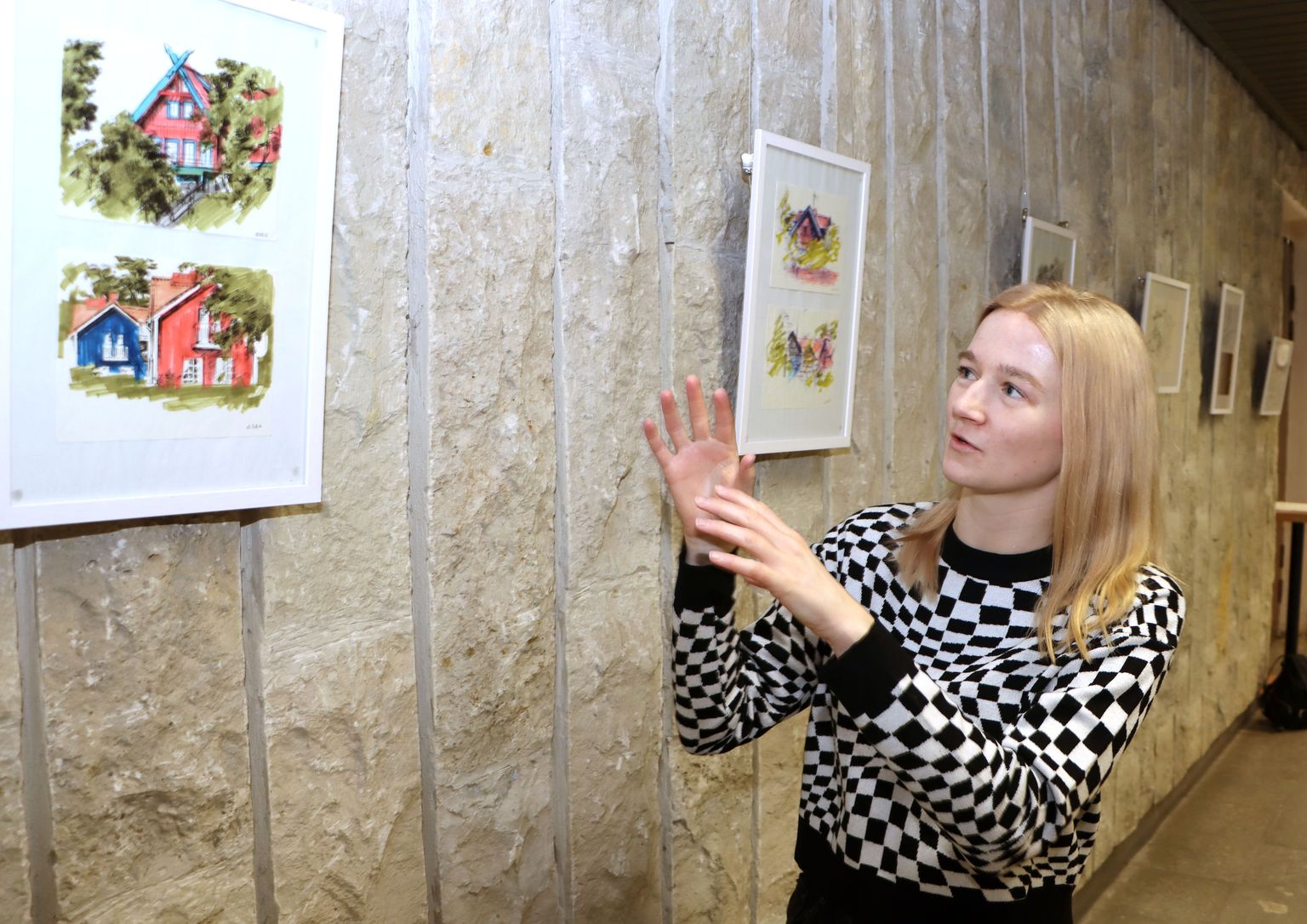 Leedus väikeses Nida asulas visandas Veronika Pobežimova värvikirevaid maju ja tänavaid.