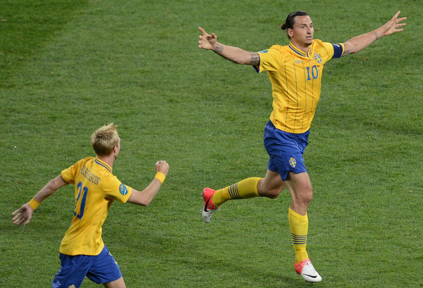 Zlatan Ibrahimovic (number 10) tähistamas Rootsi eest löödud väravat.