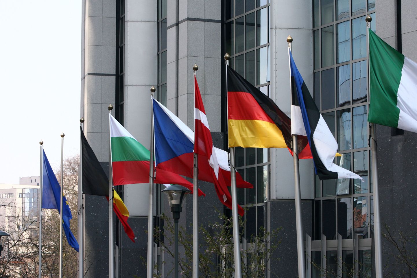 Euroopa riikide lipud europarlamendi hoone ees Brüsselis.