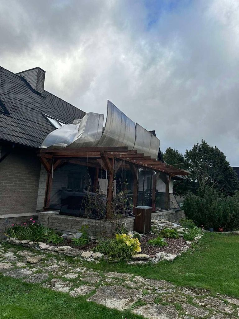 Шторм разрушил крышу частного дома в Табасалу.